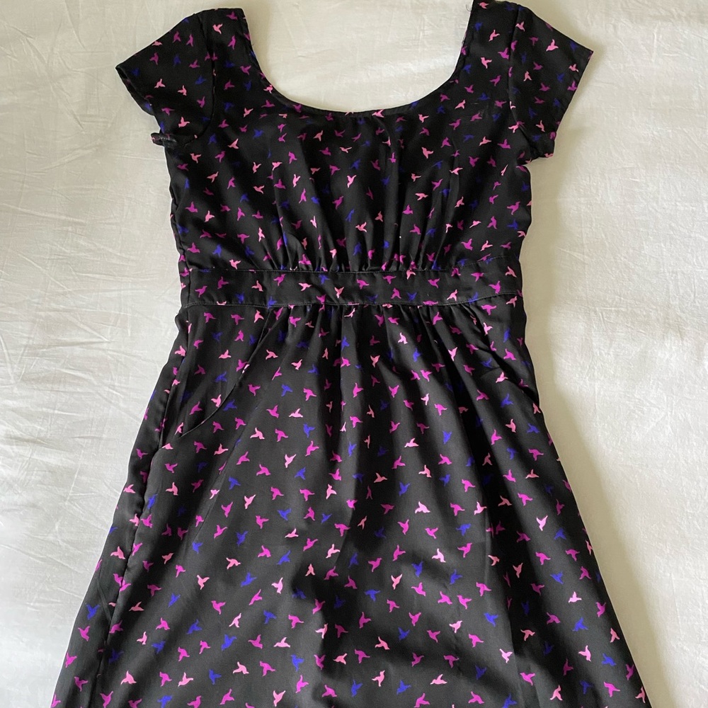Vintage Urban Outfitters, peek-a-boo hole in back
